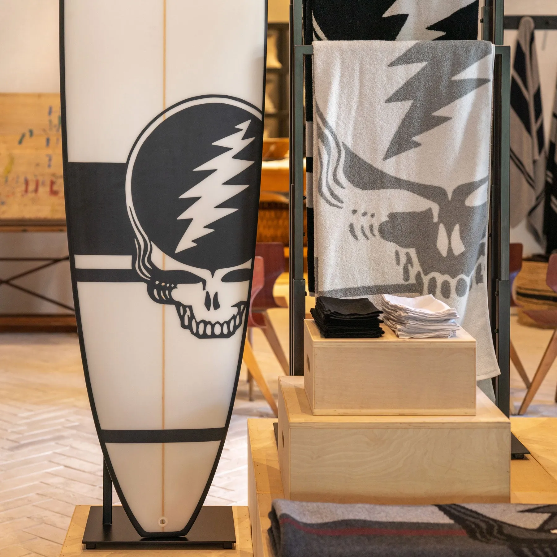 Grateful Dead Longboard 7'10 - White & Black w/ Skull