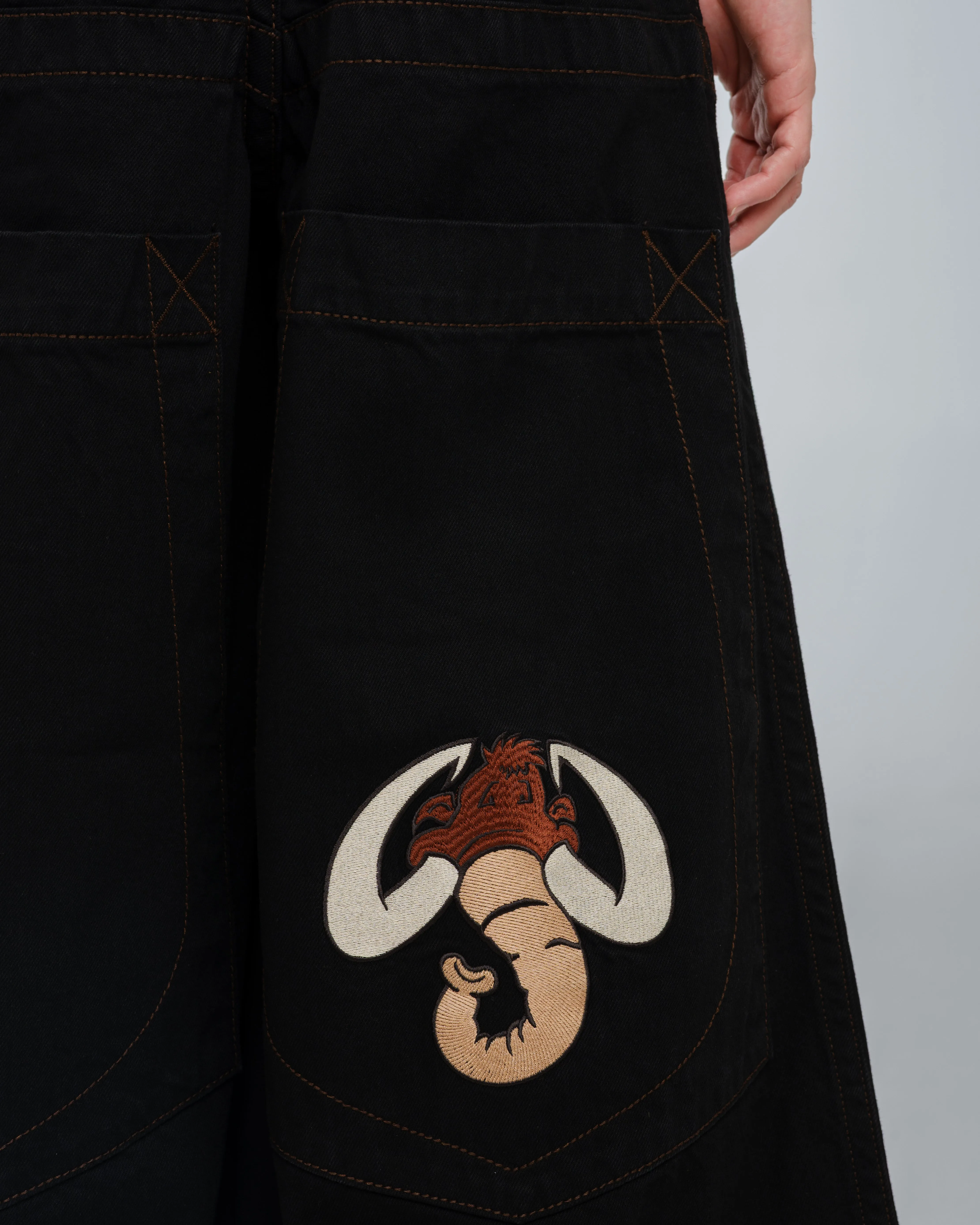 Mammoth. 40. Jet Black.