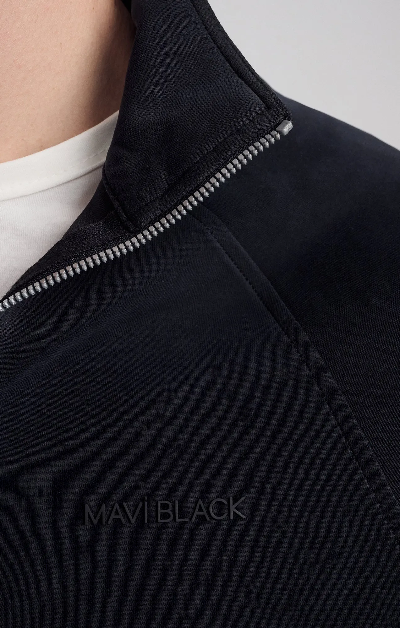 QUARTER ZIP SWEATSHIRT IN JET BLACK